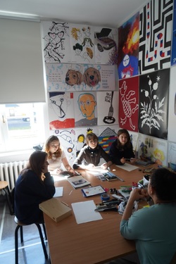 Zdjęcia przedstawiają warsztaty graficzne dla nauczycieli i dla uczniów zrealizowane w pracowniach Wydziału Sztuk Pięknych w Toruniu. Przedstawiają prace najpierw nad szkicami, następnie nad finalnymi pracami wykonanymi w dużym formacie. Plakaty są o tematyce profilaktycznej, są mniej lub bardziej abstrakcyjne. Młodzież jest w wieku 13-18 lat.