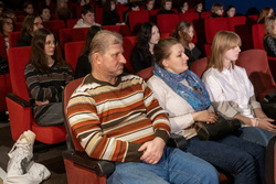 Uczestnicy konkursu oglądający film. Plik JPG.