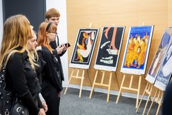 Zdjęcia z gali programu Sztuka Wyboru pokazującego policjantów i przedstawicieli Urzedu Marszałkowskiego Województwa Kujawsko-Pomorskiego, uczniów otrzymujących nagrody oraz oglądających wystawione race.