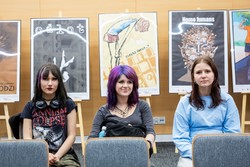 Zdjęcia z gali programu Sztuka Wyboru pokazującego policjantów i przedstawicieli Urzedu Marszałkowskiego Województwa Kujawsko-Pomorskiego, uczniów otrzymujących nagrody oraz oglądających wystawione race.