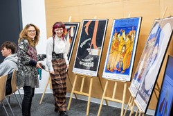 Zdjęcia z gali programu Sztuka Wyboru pokazującego policjantów i przedstawicieli Urzedu Marszałkowskiego Województwa Kujawsko-Pomorskiego, uczniów otrzymujących nagrody oraz oglądających wystawione race.