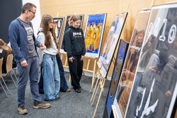 Zdjęcia z gali programu Sztuka Wyboru pokazującego policjantów i przedstawicieli Urzedu Marszałkowskiego Województwa Kujawsko-Pomorskiego, uczniów otrzymujących nagrody oraz oglądających wystawione race.