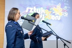 Zdjęcia z gali programu Sztuka Wyboru pokazującego policjantów i przedstawicieli Urzedu Marszałkowskiego Województwa Kujawsko-Pomorskiego, uczniów otrzymujących nagrody oraz oglądających wystawione race.