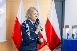 Zdjęcia z gali programu Sztuka Wyboru pokazującego policjantów i przedstawicieli Urzedu Marszałkowskiego Województwa Kujawsko-Pomorskiego, uczniów otrzymujących nagrody oraz oglądających wystawione race.