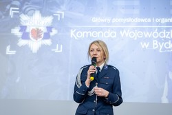 Zdjęcia z gali programu Sztuka Wyboru pokazującego policjantów i przedstawicieli Urzedu Marszałkowskiego Województwa Kujawsko-Pomorskiego, uczniów otrzymujących nagrody oraz oglądających wystawione race.