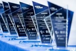 Zdjęcia z gali programu Sztuka Wyboru pokazującego policjantów i przedstawicieli Urzedu Marszałkowskiego Województwa Kujawsko-Pomorskiego, uczniów otrzymujących nagrody oraz oglądających wystawione race.