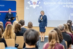 Zdjęcia z gali programu Sztuka Wyboru pokazującego policjantów i przedstawicieli Urzedu Marszałkowskiego Województwa Kujawsko-Pomorskiego, uczniów otrzymujących nagrody oraz oglądających wystawione race.