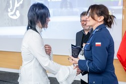 Zdjęcia z gali programu Sztuka Wyboru pokazującego policjantów i przedstawicieli Urzedu Marszałkowskiego Województwa Kujawsko-Pomorskiego, uczniów otrzymujących nagrody oraz oglądających wystawione race.