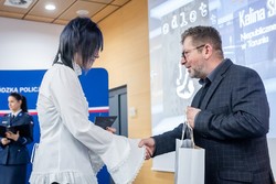 Zdjęcia z gali programu Sztuka Wyboru pokazującego policjantów i przedstawicieli Urzedu Marszałkowskiego Województwa Kujawsko-Pomorskiego, uczniów otrzymujących nagrody oraz oglądających wystawione race.