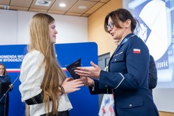 Zdjęcia z gali programu Sztuka Wyboru pokazującego policjantów i przedstawicieli Urzedu Marszałkowskiego Województwa Kujawsko-Pomorskiego, uczniów otrzymujących nagrody oraz oglądających wystawione race.