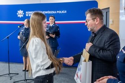 Zdjęcia z gali programu Sztuka Wyboru pokazującego policjantów i przedstawicieli Urzedu Marszałkowskiego Województwa Kujawsko-Pomorskiego, uczniów otrzymujących nagrody oraz oglądających wystawione race.