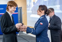 Zdjęcia z gali programu Sztuka Wyboru pokazującego policjantów i przedstawicieli Urzedu Marszałkowskiego Województwa Kujawsko-Pomorskiego, uczniów otrzymujących nagrody oraz oglądających wystawione race.