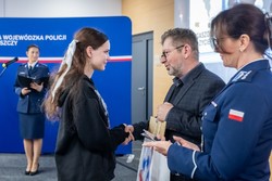 Zdjęcia z gali programu Sztuka Wyboru pokazującego policjantów i przedstawicieli Urzedu Marszałkowskiego Województwa Kujawsko-Pomorskiego, uczniów otrzymujących nagrody oraz oglądających wystawione race.