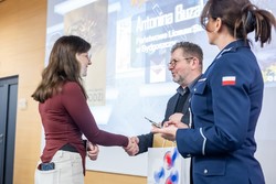 Zdjęcia z gali programu Sztuka Wyboru pokazującego policjantów i przedstawicieli Urzedu Marszałkowskiego Województwa Kujawsko-Pomorskiego, uczniów otrzymujących nagrody oraz oglądających wystawione race.