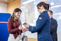 Zdjęcia z gali programu Sztuka Wyboru pokazującego policjantów i przedstawicieli Urzedu Marszałkowskiego Województwa Kujawsko-Pomorskiego, uczniów otrzymujących nagrody oraz oglądających wystawione race.