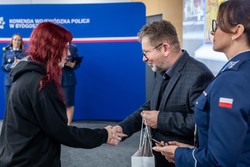 Zdjęcia z gali programu Sztuka Wyboru pokazującego policjantów i przedstawicieli Urzedu Marszałkowskiego Województwa Kujawsko-Pomorskiego, uczniów otrzymujących nagrody oraz oglądających wystawione race.