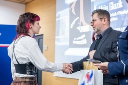 Zdjęcia z gali programu Sztuka Wyboru pokazującego policjantów i przedstawicieli Urzedu Marszałkowskiego Województwa Kujawsko-Pomorskiego, uczniów otrzymujących nagrody oraz oglądających wystawione race.