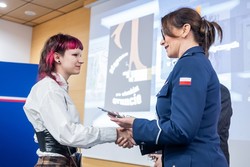 Zdjęcia z gali programu Sztuka Wyboru pokazującego policjantów i przedstawicieli Urzedu Marszałkowskiego Województwa Kujawsko-Pomorskiego, uczniów otrzymujących nagrody oraz oglądających wystawione race.