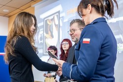 Zdjęcia z gali programu Sztuka Wyboru pokazującego policjantów i przedstawicieli Urzedu Marszałkowskiego Województwa Kujawsko-Pomorskiego, uczniów otrzymujących nagrody oraz oglądających wystawione race.