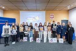 Zdjęcia z gali programu Sztuka Wyboru pokazującego policjantów i przedstawicieli Urzedu Marszałkowskiego Województwa Kujawsko-Pomorskiego, uczniów otrzymujących nagrody oraz oglądających wystawione race.