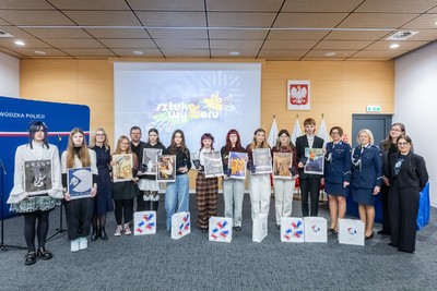 Zdjęcia z gali programu Sztuka Wyboru pokazującego policjantów i przedstawicieli Urzedu Marszałkowskiego Województwa Kujawsko-Pomorskiego, uczniów otrzymujących nagrody oraz oglądających wystawione race.