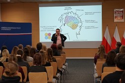 Zdjęcia z gali programu Sztuka Wyboru pokazującego policjantów i przedstawicieli Urzedu Marszałkowskiego Województwa Kujawsko-Pomorskiego, uczniów otrzymujących nagrody oraz oglądających wystawione race.