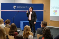 Zdjęcia z gali programu Sztuka Wyboru pokazującego policjantów i przedstawicieli Urzedu Marszałkowskiego Województwa Kujawsko-Pomorskiego, uczniów otrzymujących nagrody oraz oglądających wystawione race.