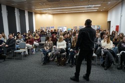 Zdjęcia z gali programu Sztuka Wyboru pokazującego policjantów i przedstawicieli Urzedu Marszałkowskiego Województwa Kujawsko-Pomorskiego, uczniów otrzymujących nagrody oraz oglądających wystawione race.